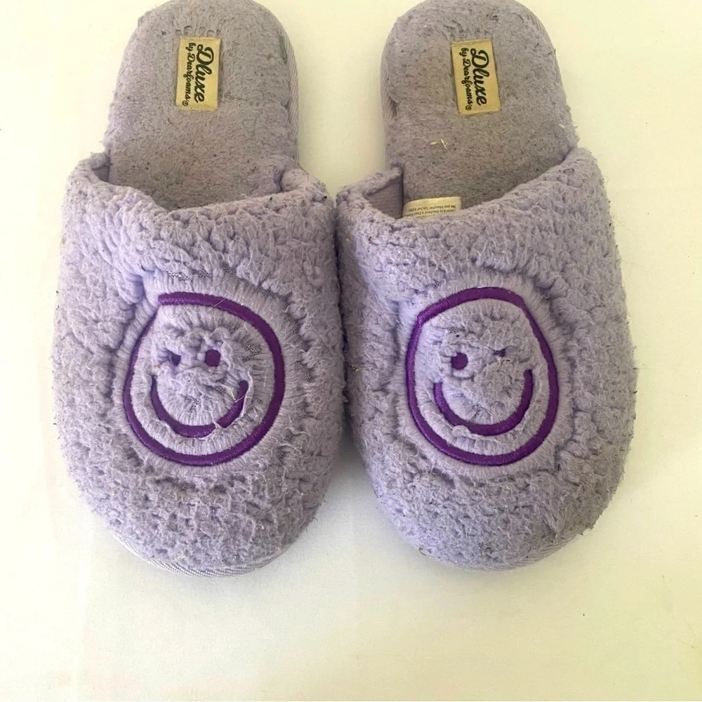 DEARFOAMS HAPPY FACE FUZZY SLIP-ON SLIPPERS Lavender & Purple US 4/5 UK 3/4